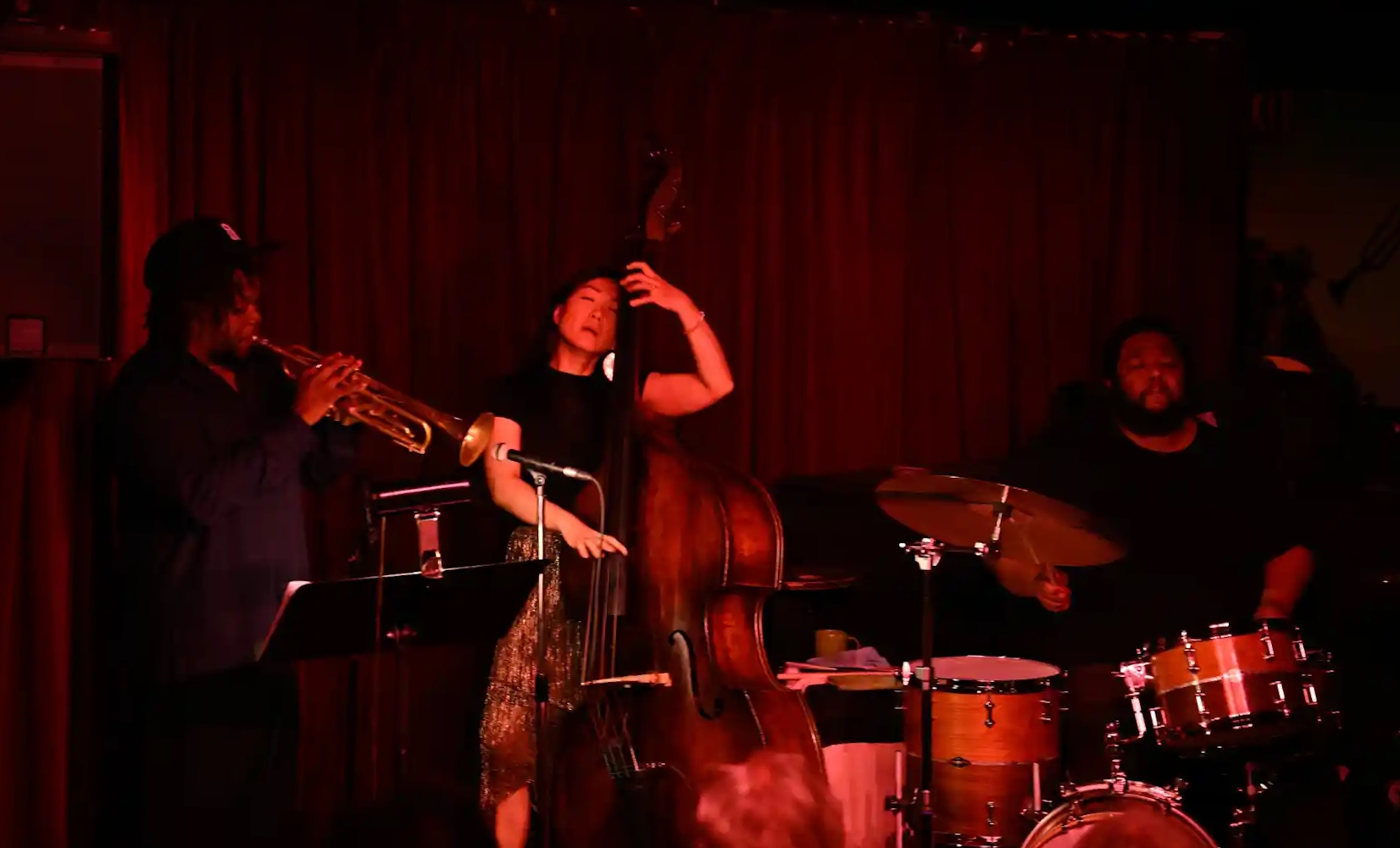 Ambrose Akinmusire, Linda May Han Oh ve Tyshawn Sorey, Village Vanguard sahnesinde